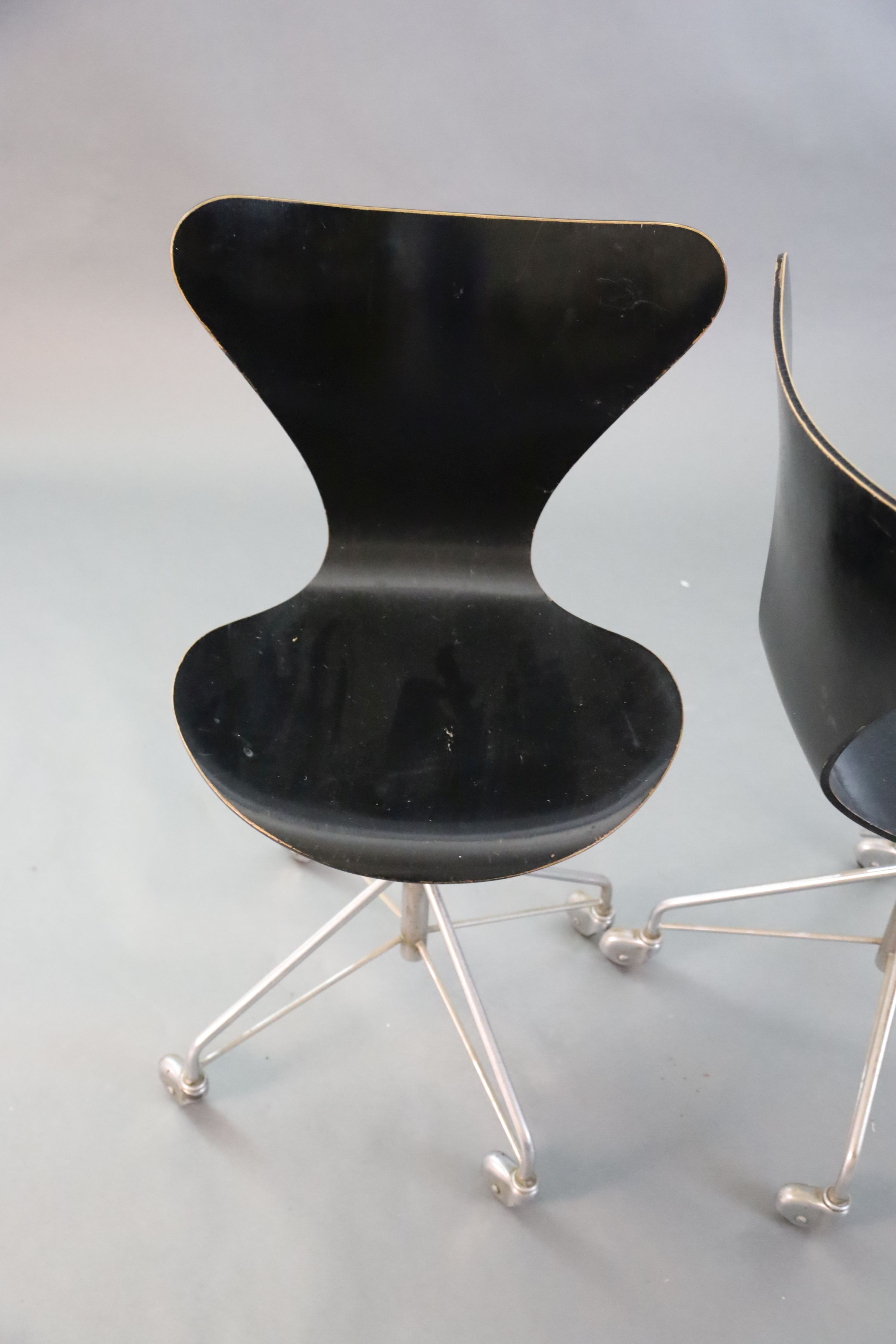 A pair of Arne Jacobsen-style Fritz Hansen 3177 ebonised bentwood revolving desk chairs, W.1ft 7in. D.1ft 7in. H.2ft 10in.